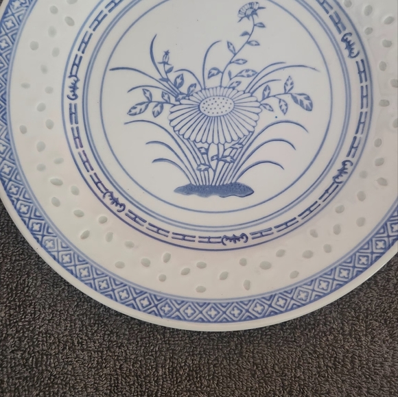 Vintage Chinese porcelain hand painted rice eye trim plate - Picture 8 of 8